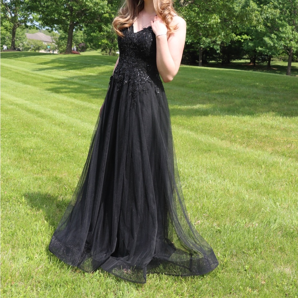 JJ’s house flowy black prom dress